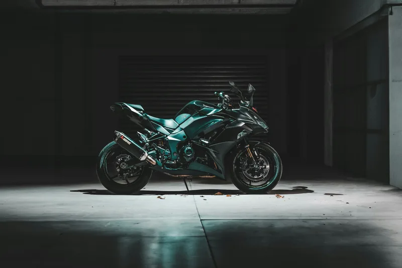 Kawasaki sombre dans un garage